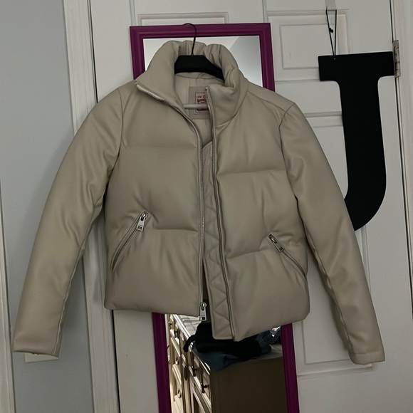 Levi’s womens winter jacket in cream. Leather puffer. Brand new- Never worn! - Picture 1 of 2